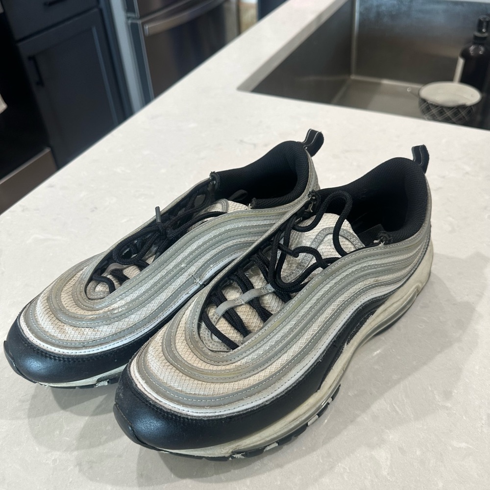 Nike Men's Silver and Black Athletic Sneakers